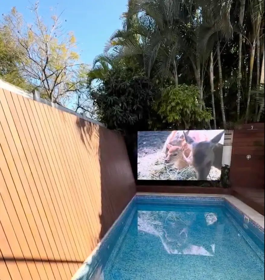 התקנת מסך LED חיצוני ליד בריכה