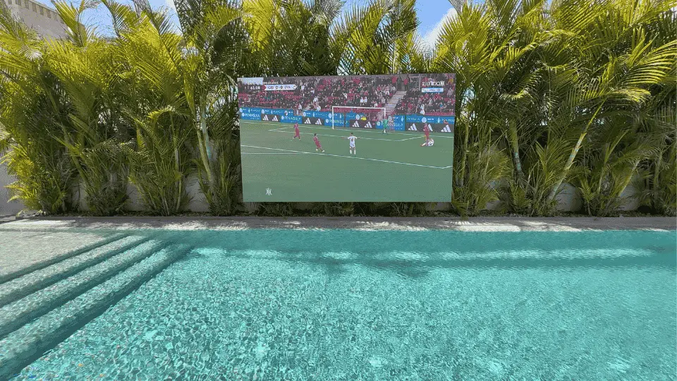 מסכי LED לחצר ולבריכה