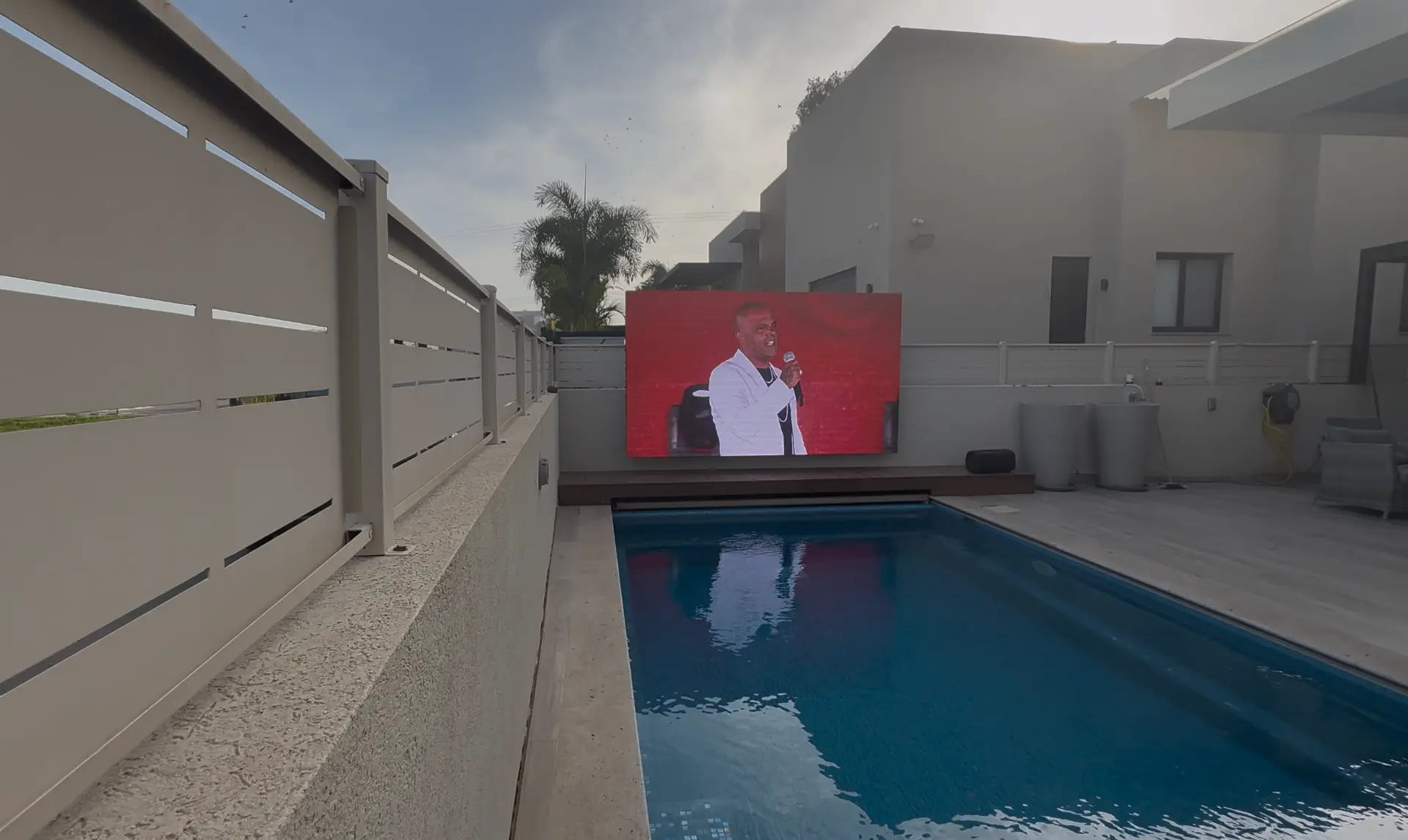 מסך לד 137 אינץ׳ לבריכה - תמונה 2