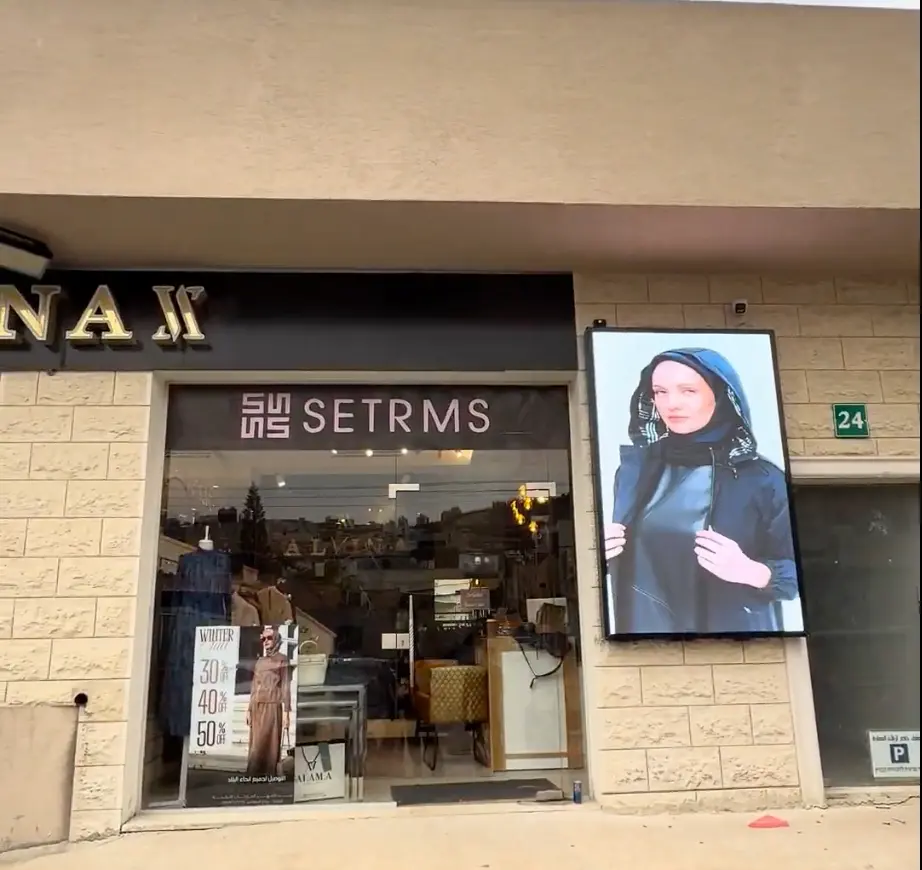 מסך לד מוגן מים לחנות בגדים בצפון