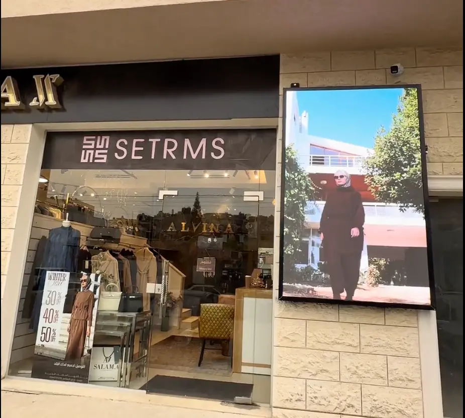 מסך לד מוגן מים לחנות בגדים בצפון - תמונה 3