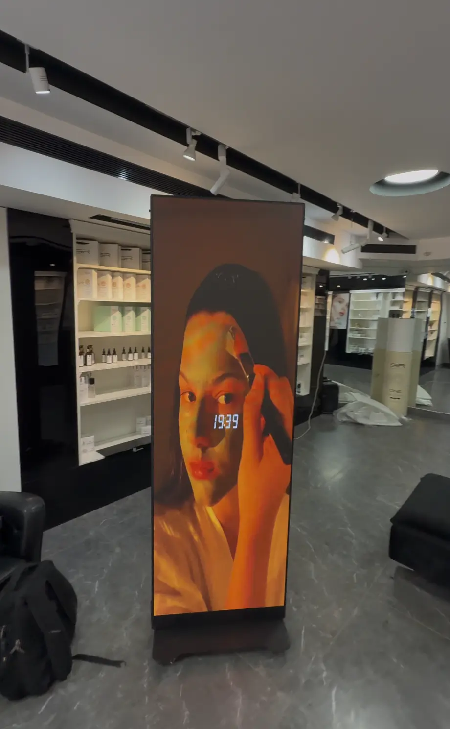 2 מסכי לד (קיר + פוסטר) לחנות קוסמטיקה ברעננה - תמונה 3