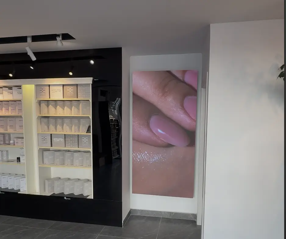 2 מסכי לד (קיר + פוסטר) לחנות קוסמטיקה ברעננה