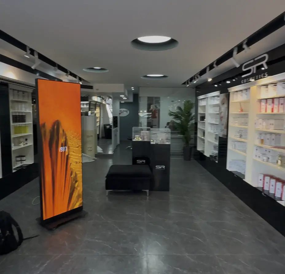 2 מסכי לד (קיר + פוסטר) לחנות קוסמטיקה ברעננה - תמונה 4