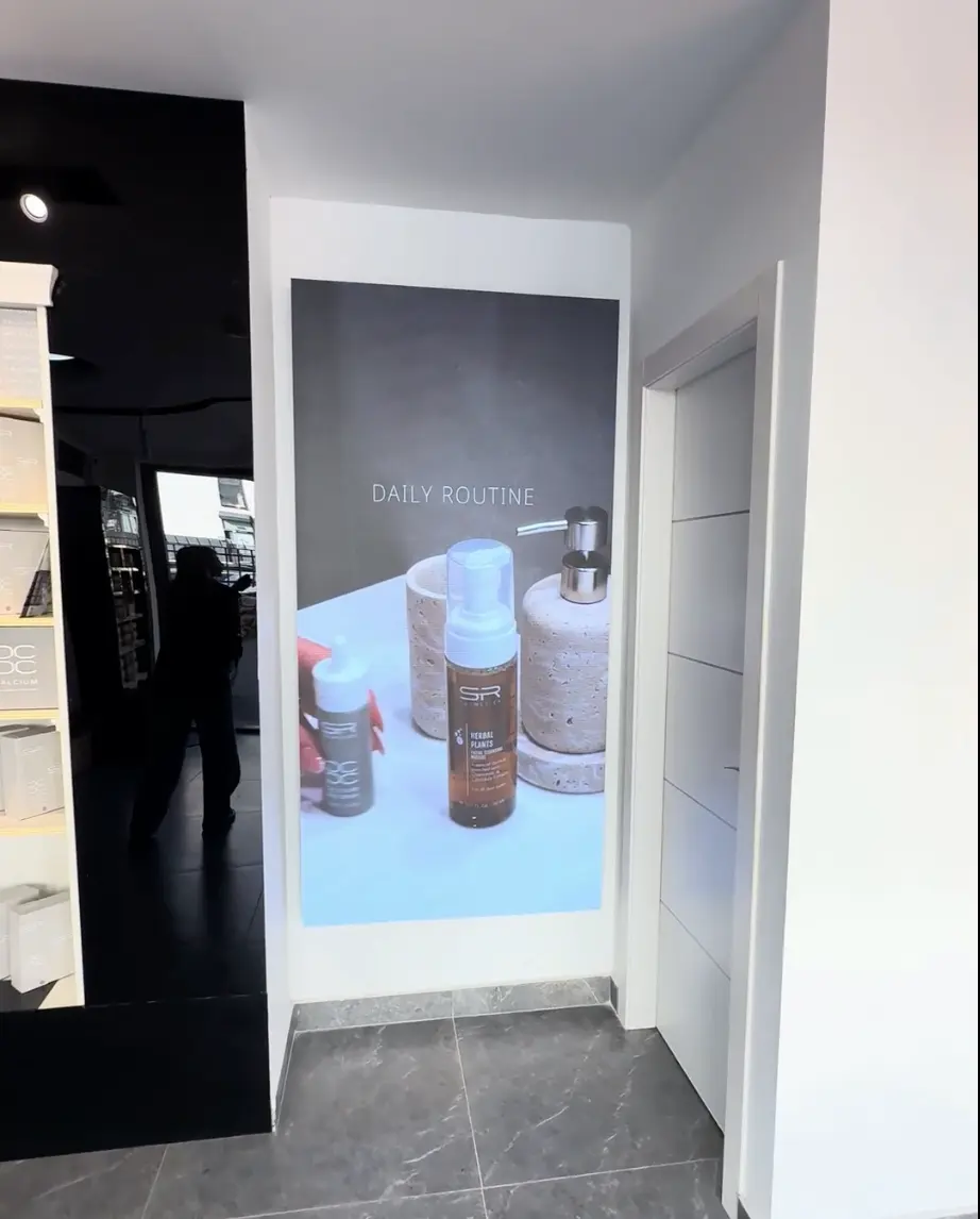 2 מסכי לד (קיר + פוסטר) לחנות קוסמטיקה ברעננה - תמונה 5